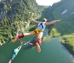 kaiyun登录-运动场的荒诞盛宴，当埃因霍温摘下篮板，森林狼穿越国界，当足球摘下标枪篮板，一场跨国界的体育荒诞剧
